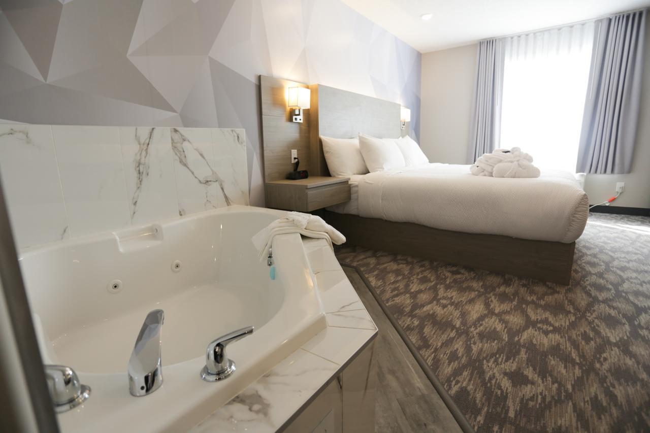 Days Inn By Wyndham Calgary North Balzac Esterno foto